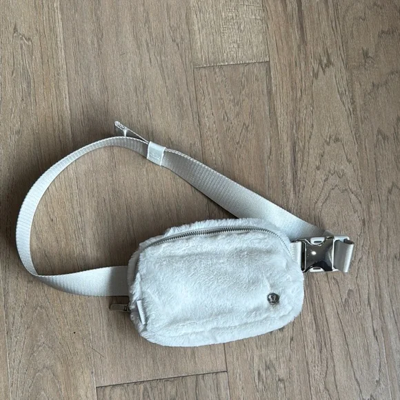NWOT Lululemon Everywhere Belt Bag Plush Fleece Bone Silver - Picture 2 of 8